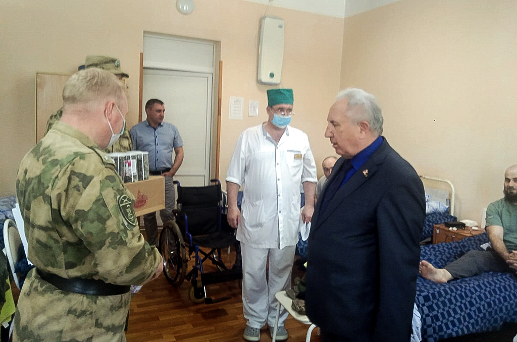 Григорий Фоменко передал гуманитарную помощь в госпиталь войск Росгвардии 